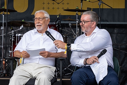 Photo de D. Christian Bender et Steve Mason (CRO), qui se sont produits sur scène lors de la fête d'été de Bender